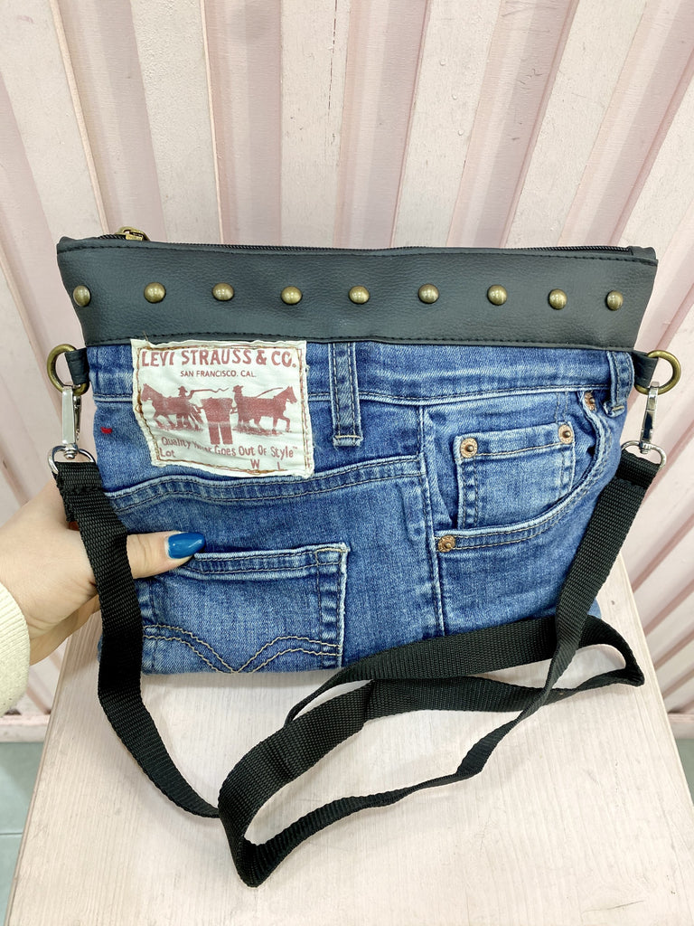 Pochette Nera e Jeans Levi's